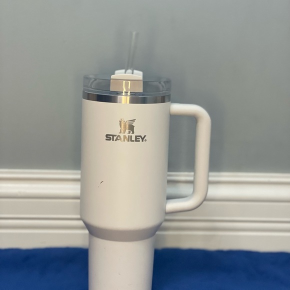 WHITE USED ONCE 40 OZ WHITE STANLEY - Picture 3 of 12